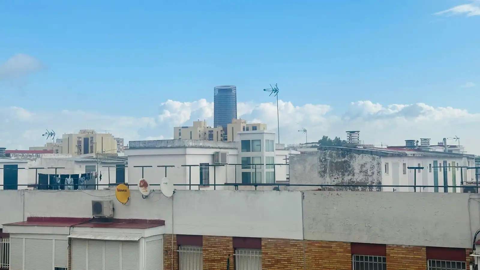 Außenansicht von Wohnung zum Verkauf in Sevilla mit Klimaanlage, Heizung und Terrasse