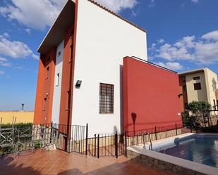 Vista exterior de Casa o xalet en venda en Chiva amb Aire condicionat, Calefacció i Jardí privat