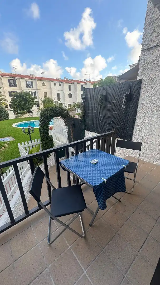 Terrasse von Einfamilien-Reihenhaus zum Verkauf in Torredembarra mit Klimaanlage, Heizung und Privatgarten
