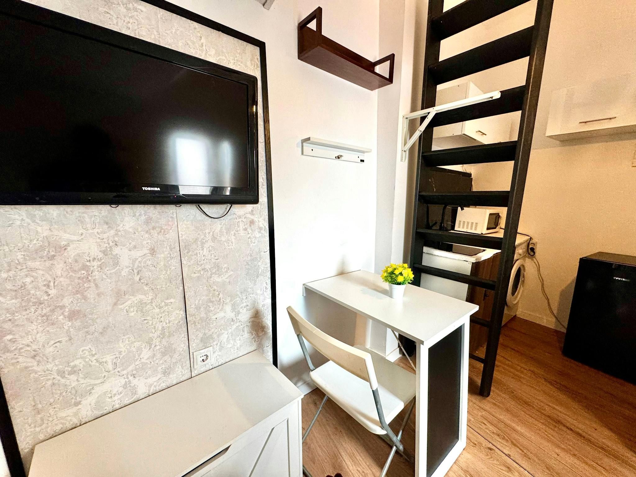 Dormitori de Pis de lloguer en  Madrid Capital amb Jardí privat, Rentadora i TV