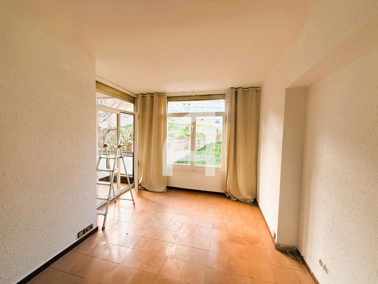 Piso en venta en Mare de Deu de Montserrat, El Guinardó