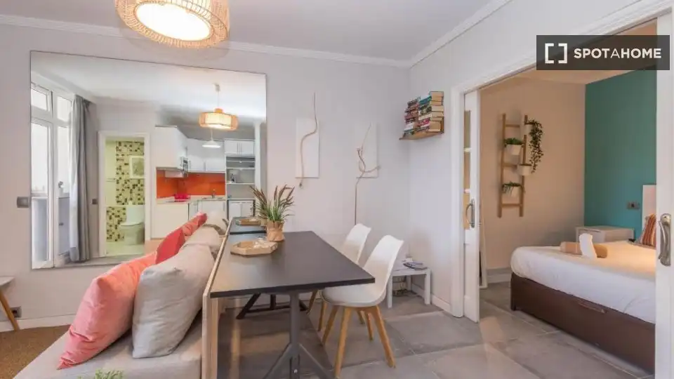 Menjador de Apartament per a compartir en Las Palmas de Gran Canaria amb Aire condicionat, Terrassa i Moblat
