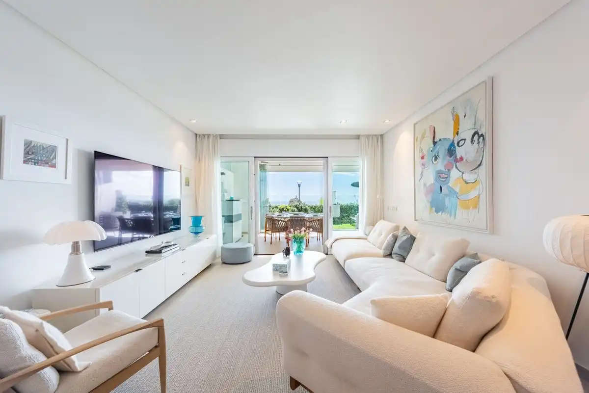Living room of Flat for sale in Estepona  with Air Conditioner, Terrace and Storage room
