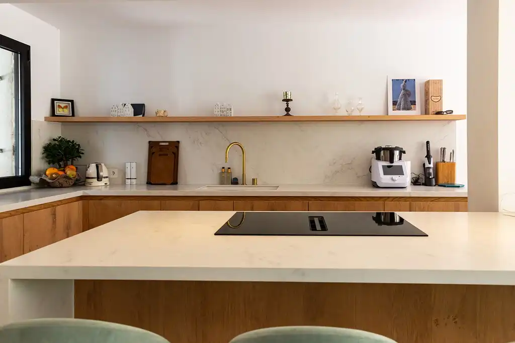 Küche von Einfamilien-Reihenhaus zum Verkauf in Pollença mit Klimaanlage, Heizung und Terrasse