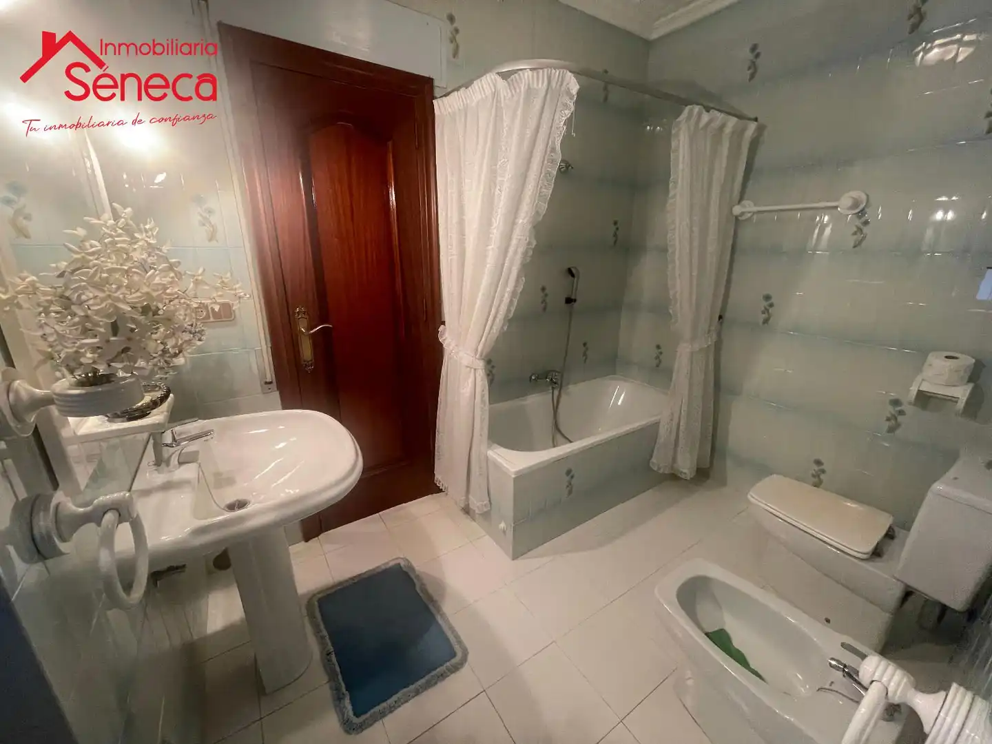 Bathroom of Detached homes for sale in El Carpio  with Air Conditioner, Heating and Furnished