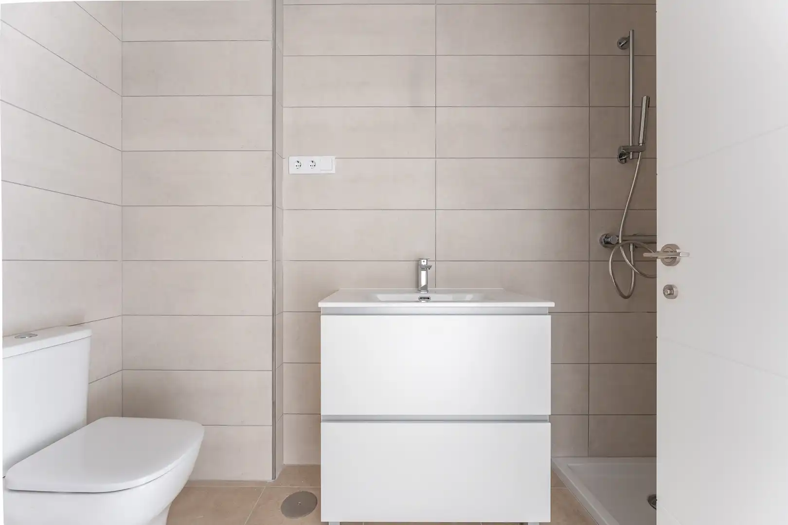 Bathroom of Flat for sale in Málaga  with Parquet flooring, Terrace and Storage room