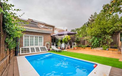 Garden of Single-family semi-detached for sale in  Madrid Capital  with Air Conditioner and Swimming Pool