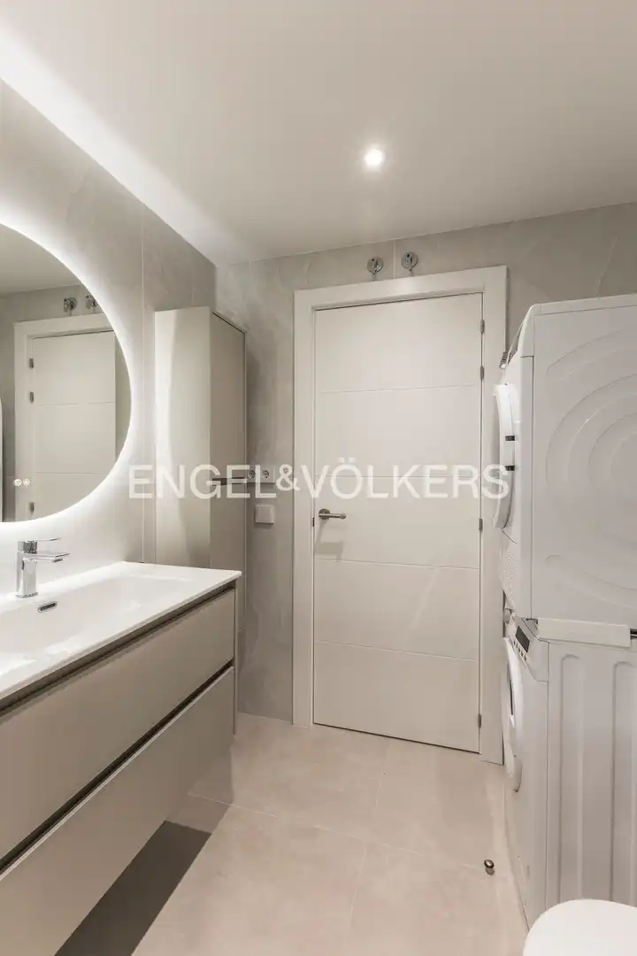 Badezimmer von Wohnung zur Miete in Madrid mit Klimaanlage, Heizung und Terrasse