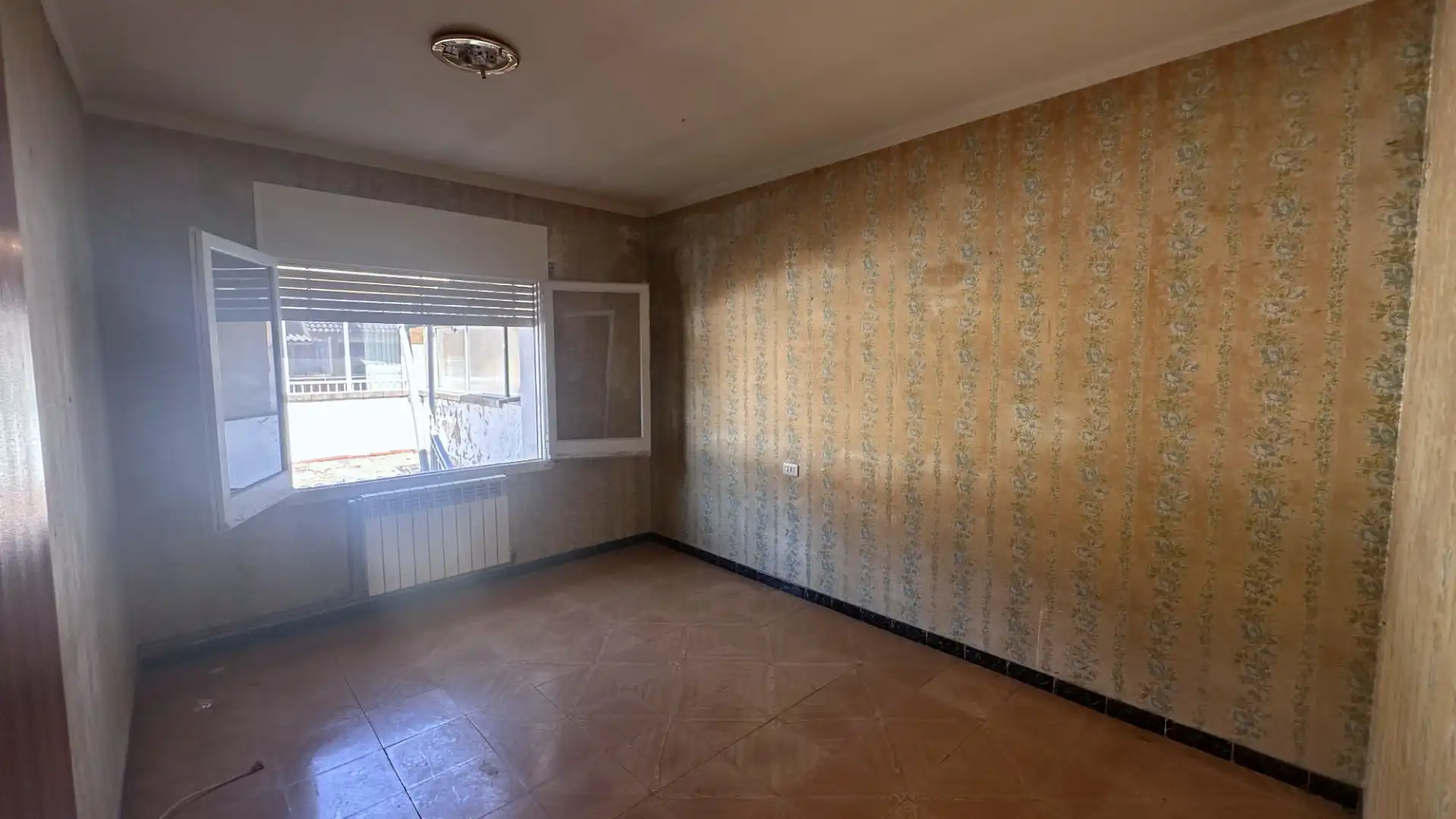 Schlafzimmer von Einfamilien-Reihenhaus zum Verkauf in Sant Joan Les Fonts mit Heizung, Terrasse und Ofen