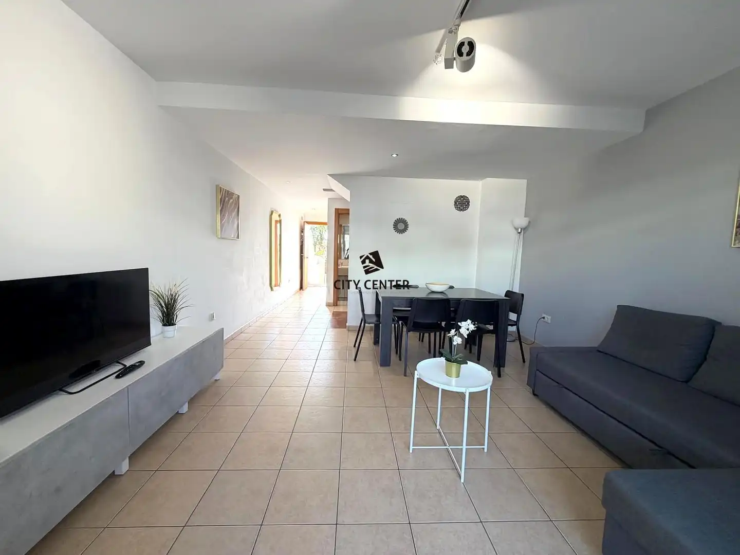 Sala d'estar de Casa adosada en venda en Adeje amb Aire condicionat, Terrassa i Traster