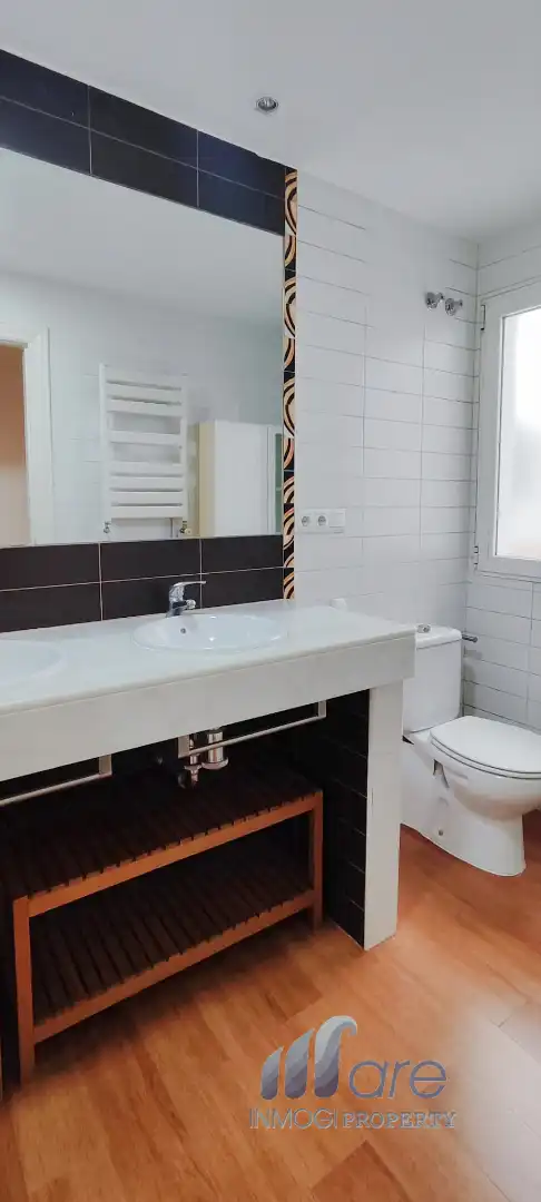 Bathroom of Flat for sale in Granada  with Heating and Parquet flooring