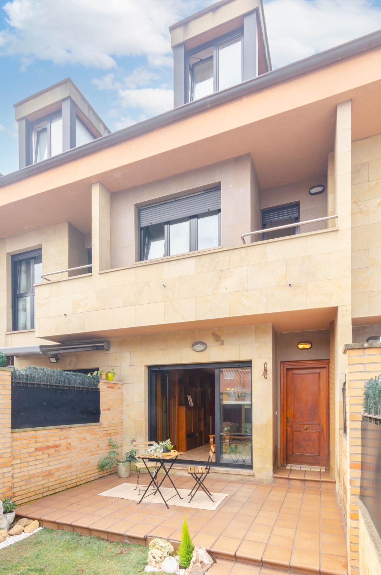 Exterior view of Single-family semi-detached for sale in Gijón   with Heating, Private garden and Parquet flooring