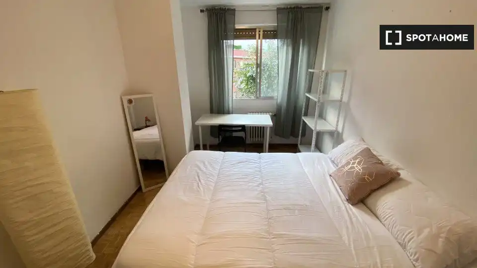 Bedroom of Flat for share in  Madrid Capital  with Air Conditioner and Terrace