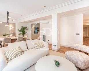 Sala d'estar de Pis en venda en  Madrid Capital amb Aire condicionat, Calefacció i Moblat