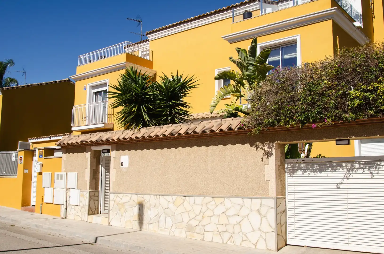 Außenansicht von Einfamilien-Reihenhaus zum Verkauf in La Pobla de Vallbona mit Klimaanlage, Heizung und Privatgarten
