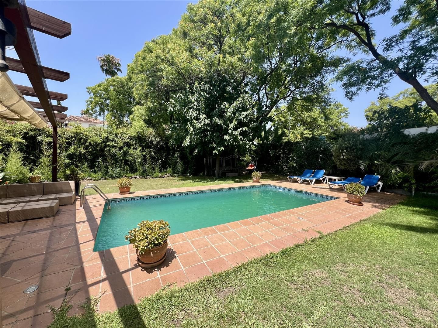 Piscina de Casa adosada en venda en Marbella amb Aire condicionat, Jardí privat i Terrassa