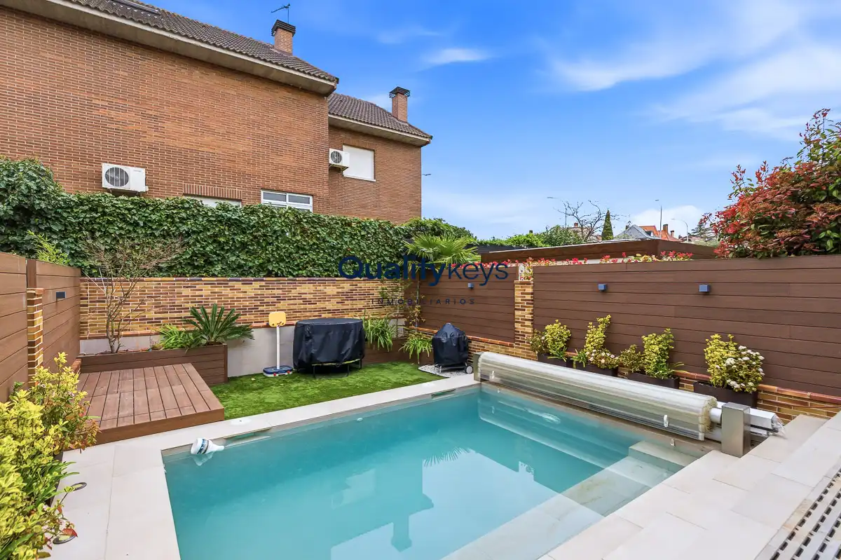 Piscina de Casa o chalet en venta en Madrid con Aire acondicionado, Calefacción y Jardín privado