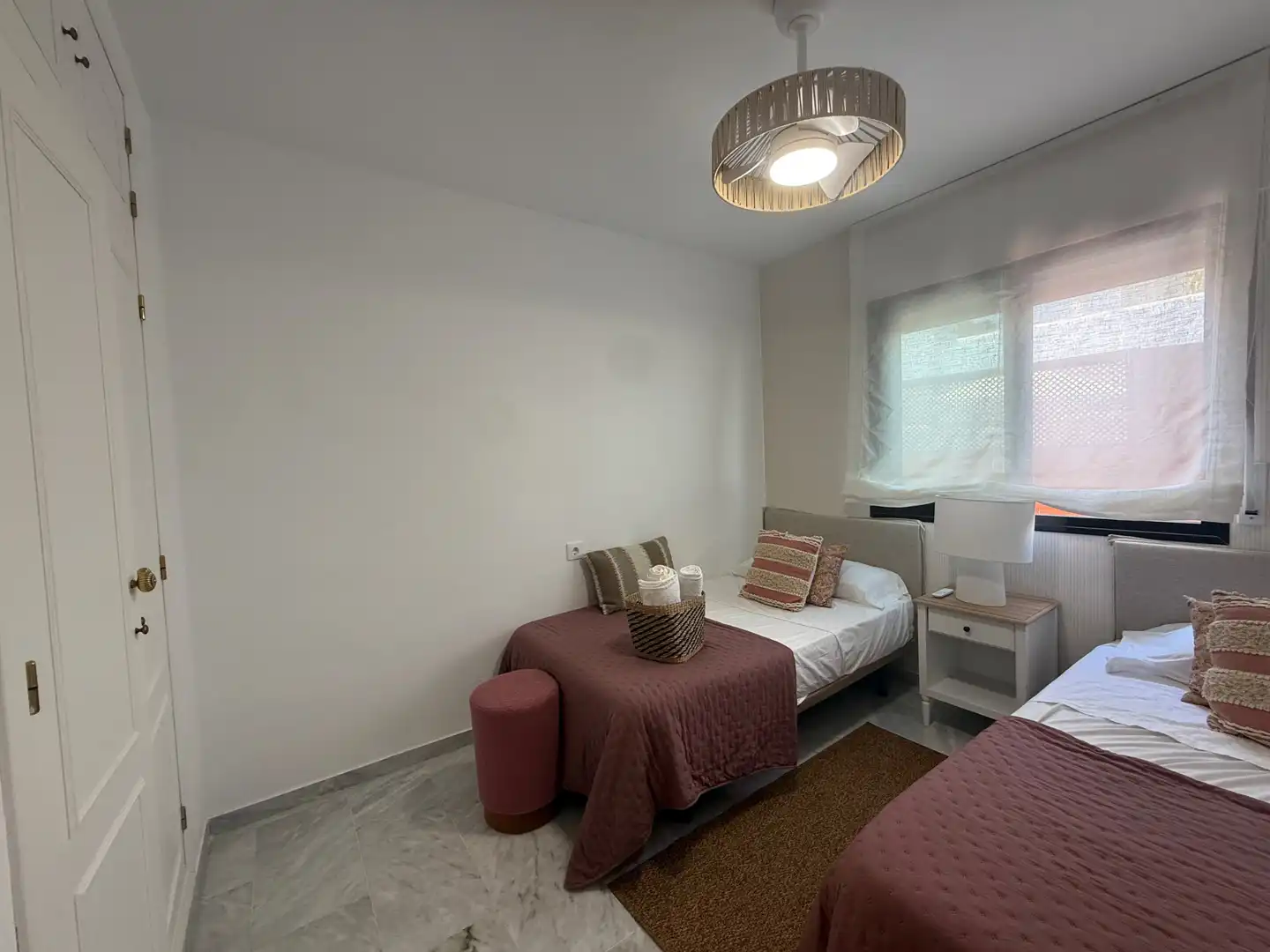 Habitación de Casa adosada de alquiler en Estepona con Calefacción, Jardín privado y Alarma
