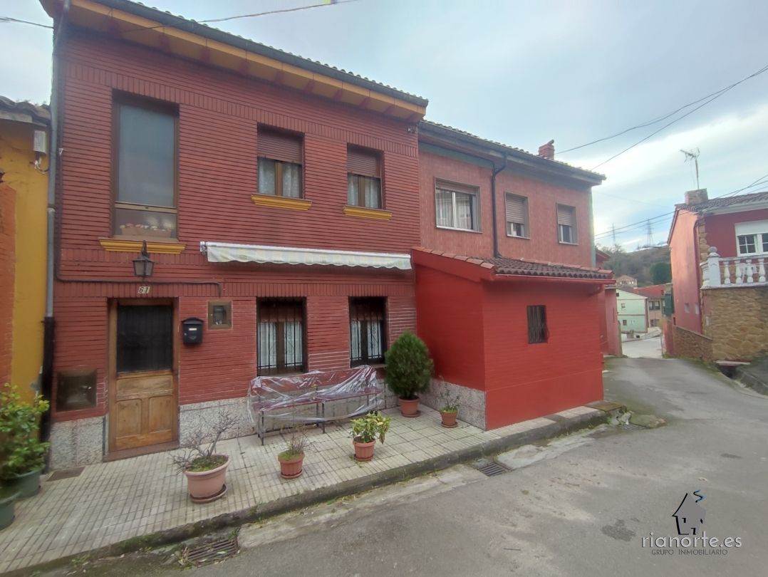 Vista exterior de Casa adosada de lloguer en Langreo amb Calefacció