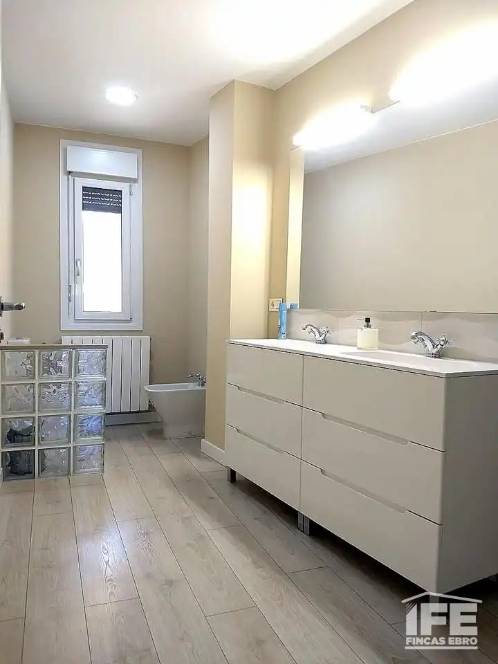 Bany de Casa o xalet en venda en Alagón amb Aire condicionat, Calefacció i Jardí privat
