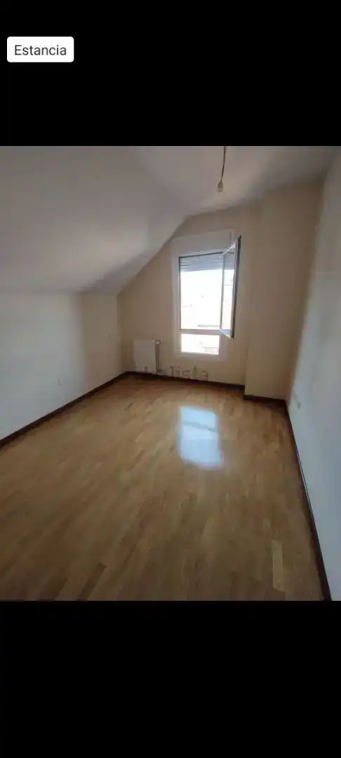 Schlafzimmer von Maisonette zum Verkauf in Gijón  mit Parkett, Abstellraum und Ofen