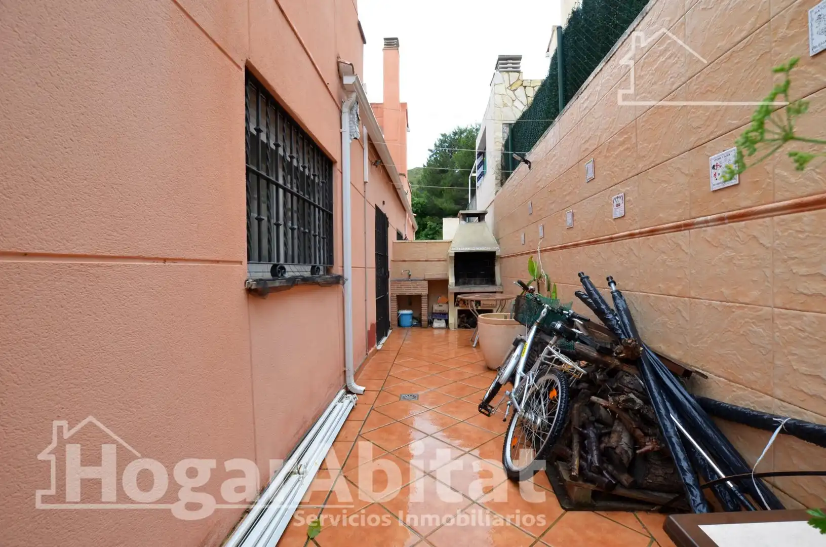 Außenansicht von Einfamilien-Reihenhaus zum Verkauf in Cullera mit Privatgarten, Terrasse und Abstellraum