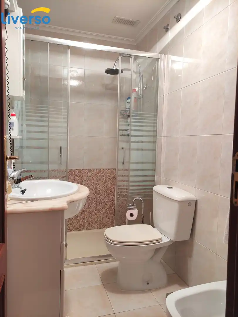 Bany de Casa adosada en venda en Alfoz de Quintanadueñas amb Calefacció, Parquet i Terrassa