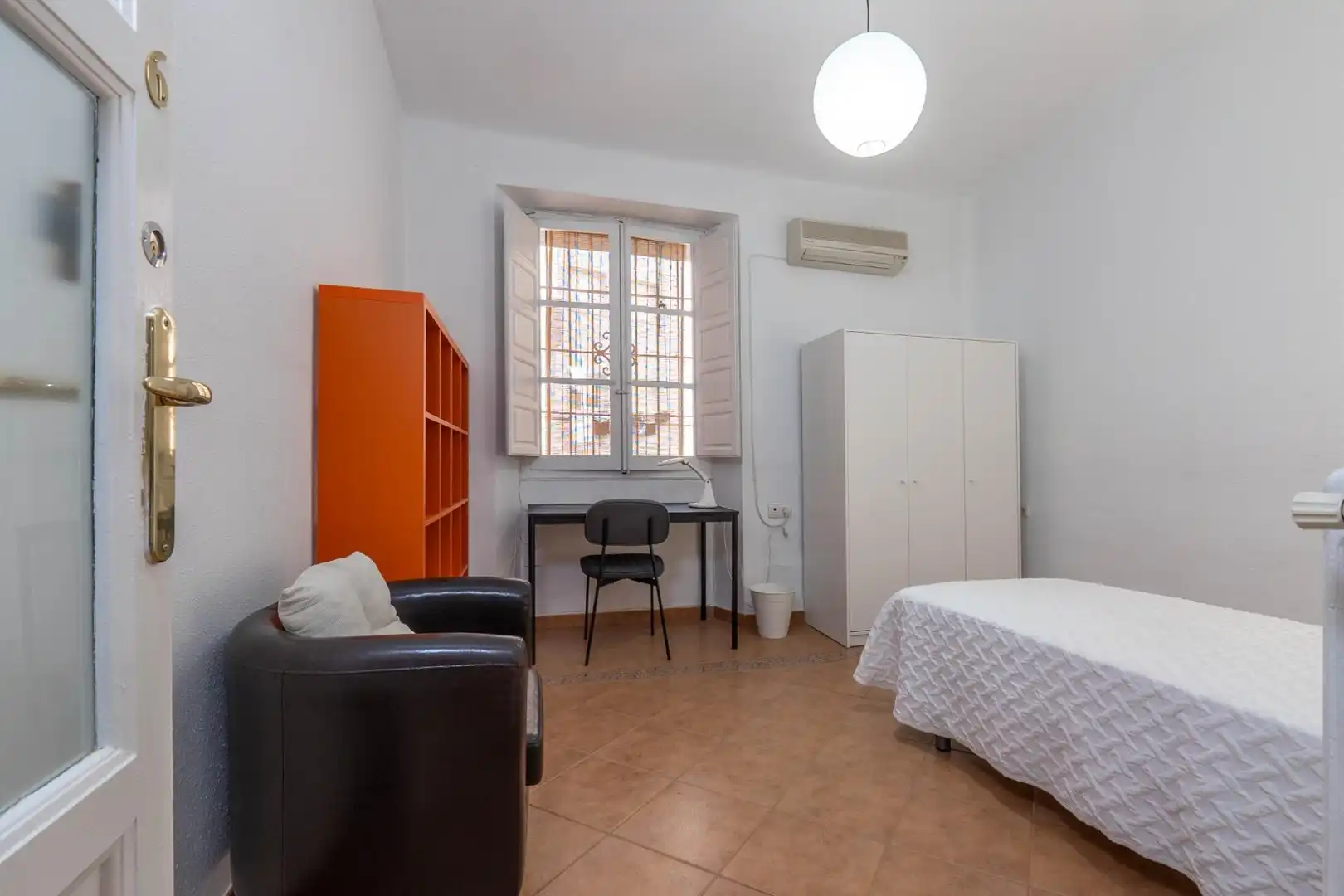 Habitación de Piso para compartir en Granada con Calefacción y Amueblado