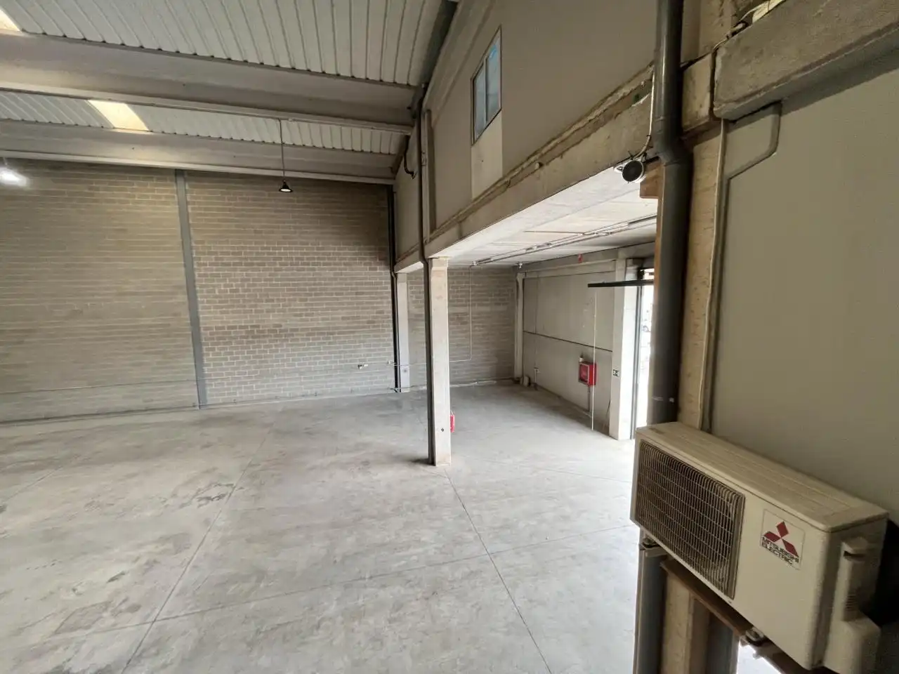 Nau industrial de lloguer en Cervelló amb Alarma