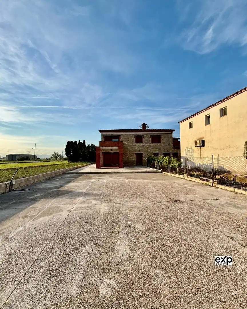 Vista exterior de Casa o xalet en venda en Deltebre amb Calefacció, Terrassa i Balcó