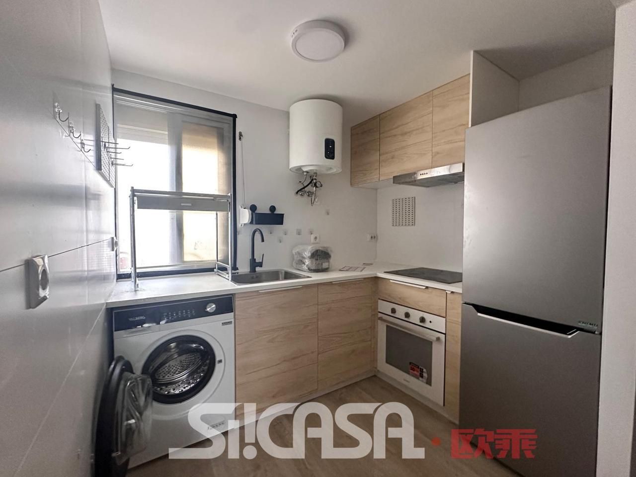 Cuina de Pis de lloguer en  Madrid Capital amb Aire condicionat, Terrassa i Moblat