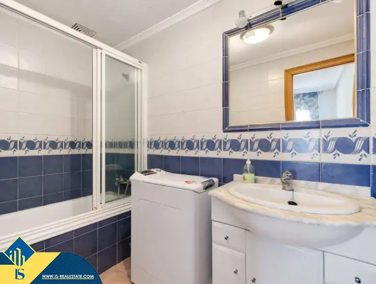 Bany de Casa o xalet en venda en Torrevieja amb Terrassa, Moblat i Piscina comunitària