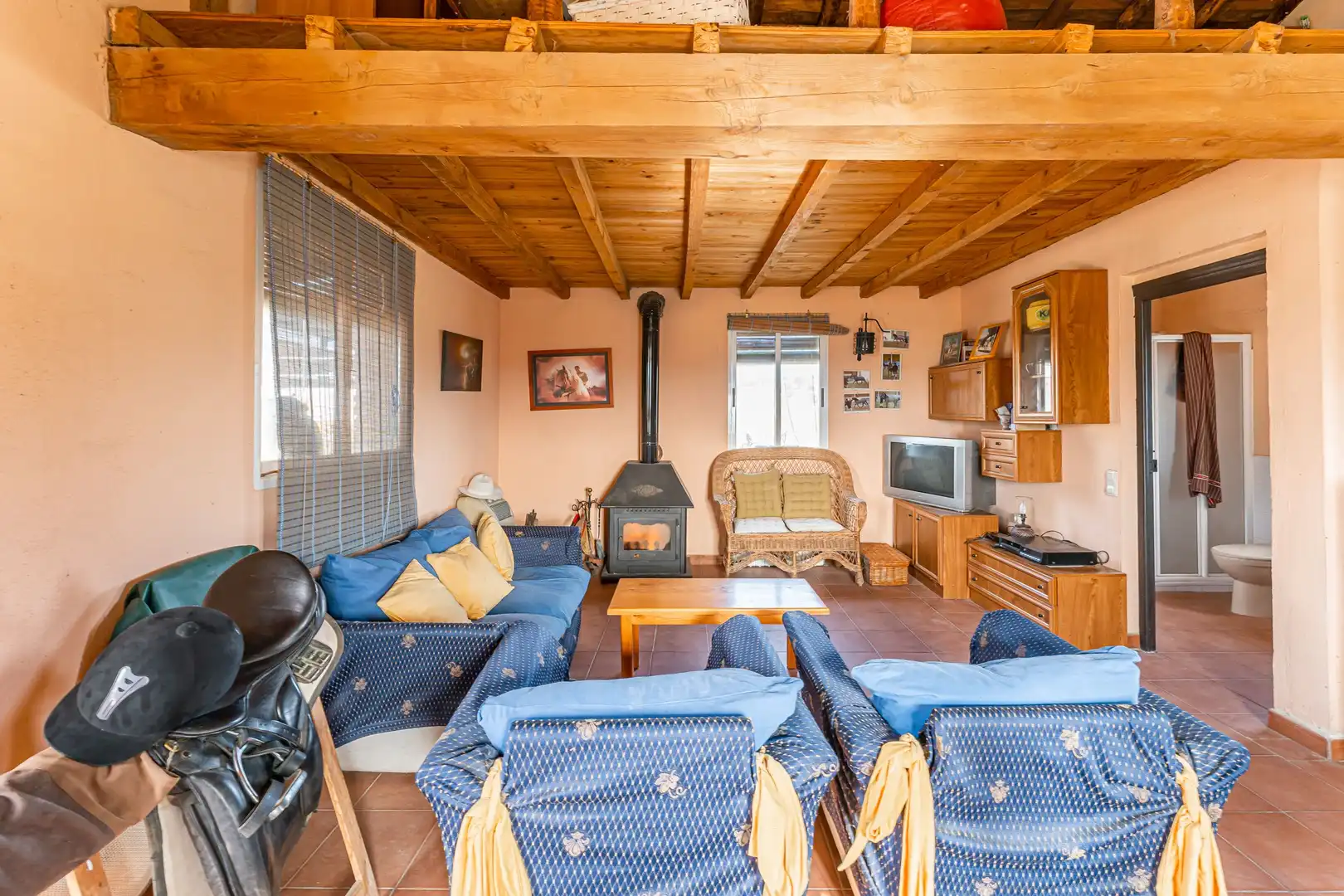 Wohnzimmer von Country house zum Verkauf in Toledo mit Privatgarten, Terrasse und Abstellraum