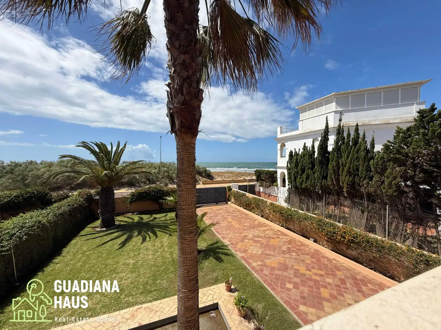 Vista exterior de Casa adosada en venda en Ayamonte amb Aire condicionat, Calefacció i Jardí privat