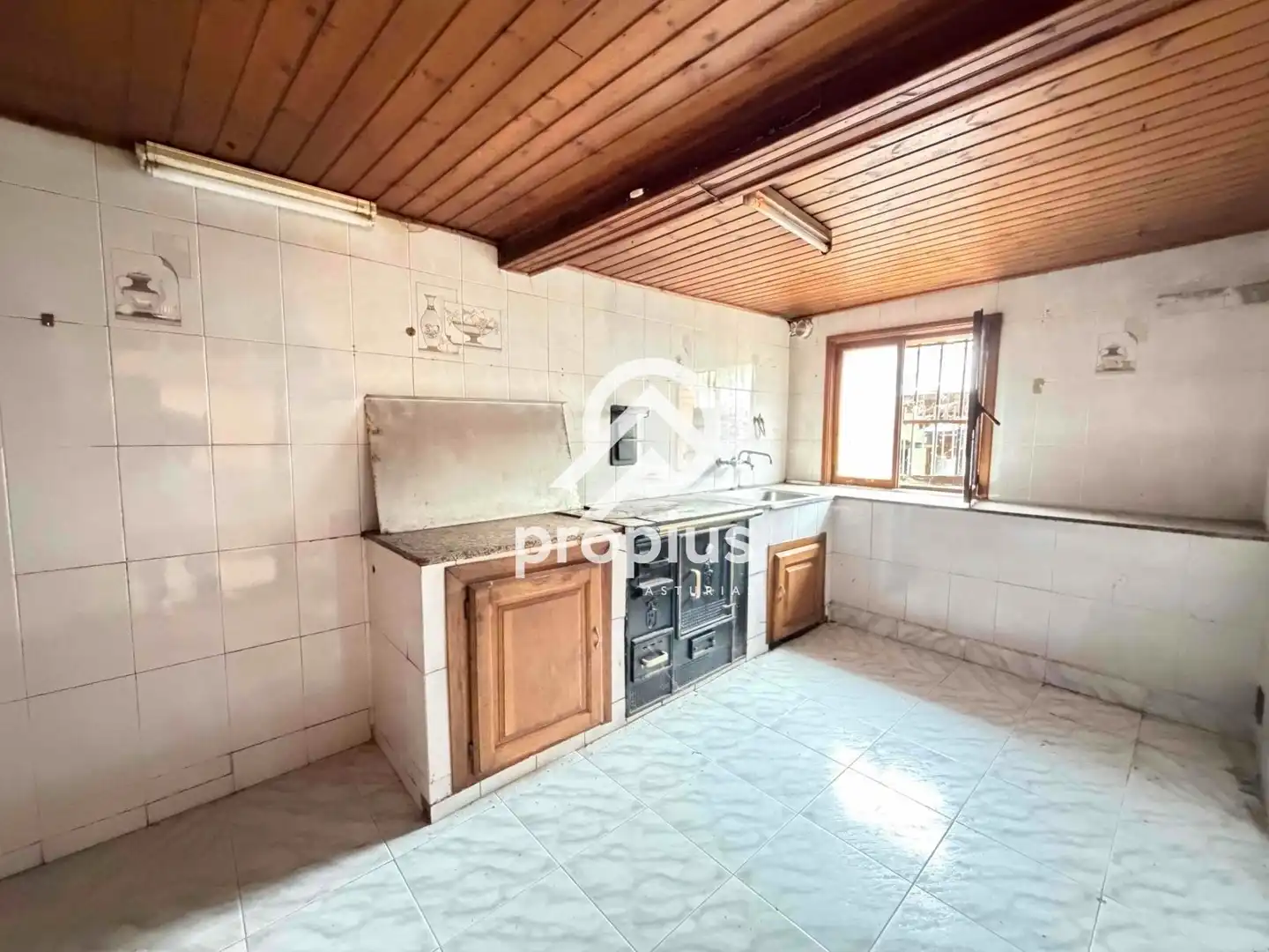Cuina de Casa adosada en venda en Llanes amb Calefacció, Terrassa i Traster
