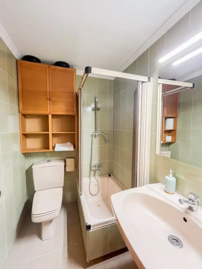 Baño de Apartamento en venta en Alicante / Alacant con Calefacción y Amueblado