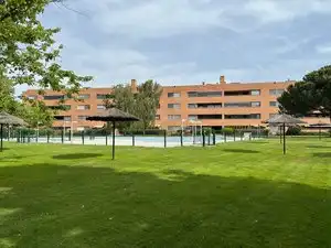 Vista exterior de Pis en venda en Pozuelo de Alarcón amb Traster, Alarma i Piscina comunitària
