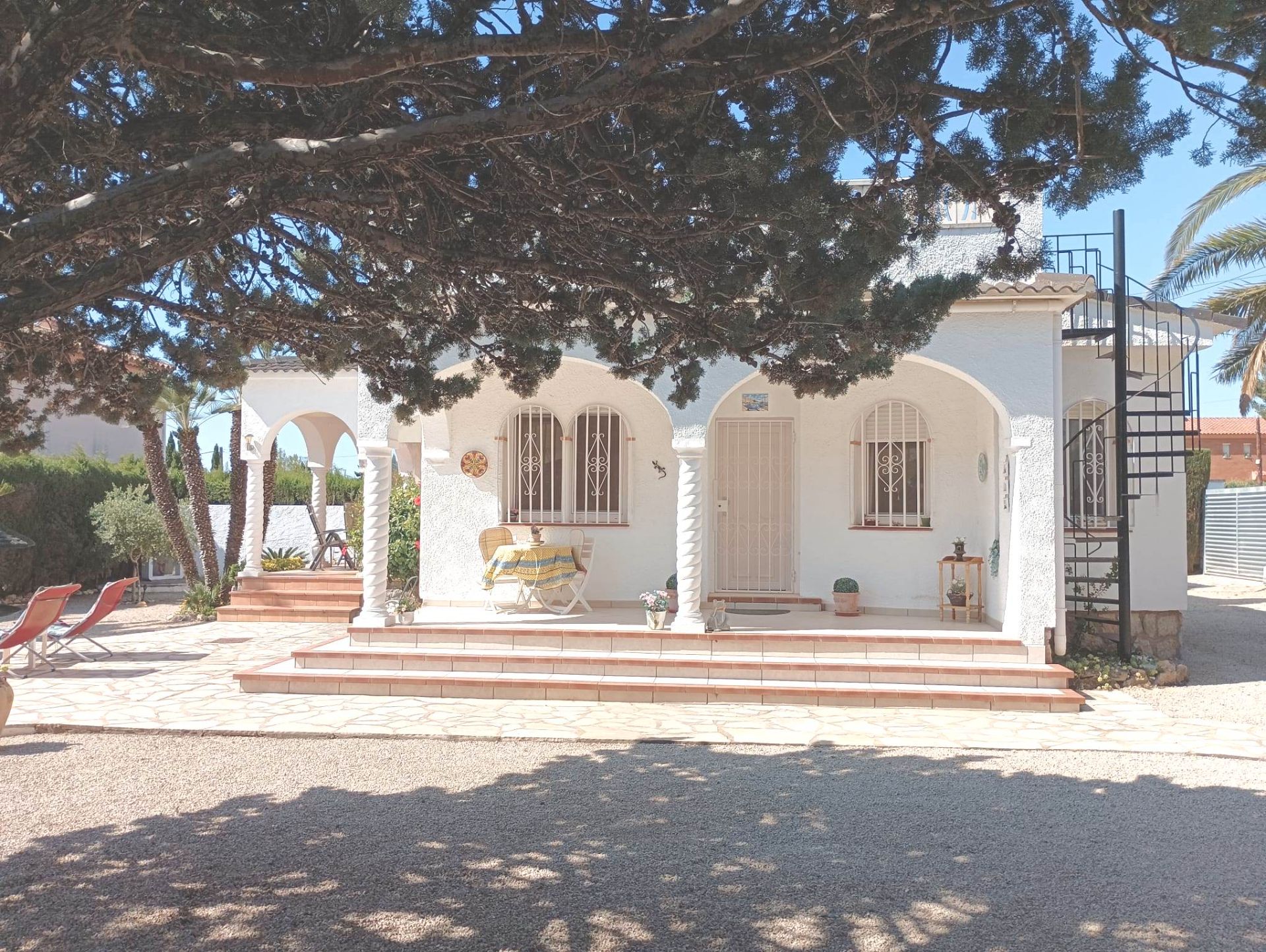 Vista exterior de Casa o xalet en venda en Mont-roig del Camp amb Aire condicionat, Jardí privat i Terrassa