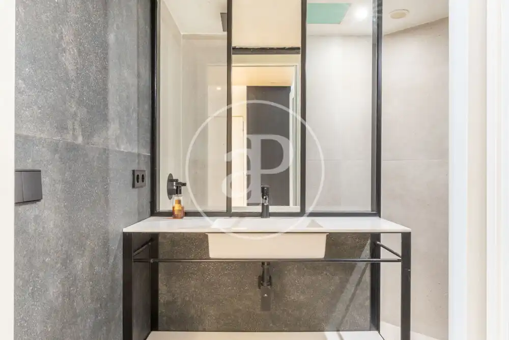 Bathroom of Flat for rent in Valencia  with Air Conditioner, Heating and Terrace