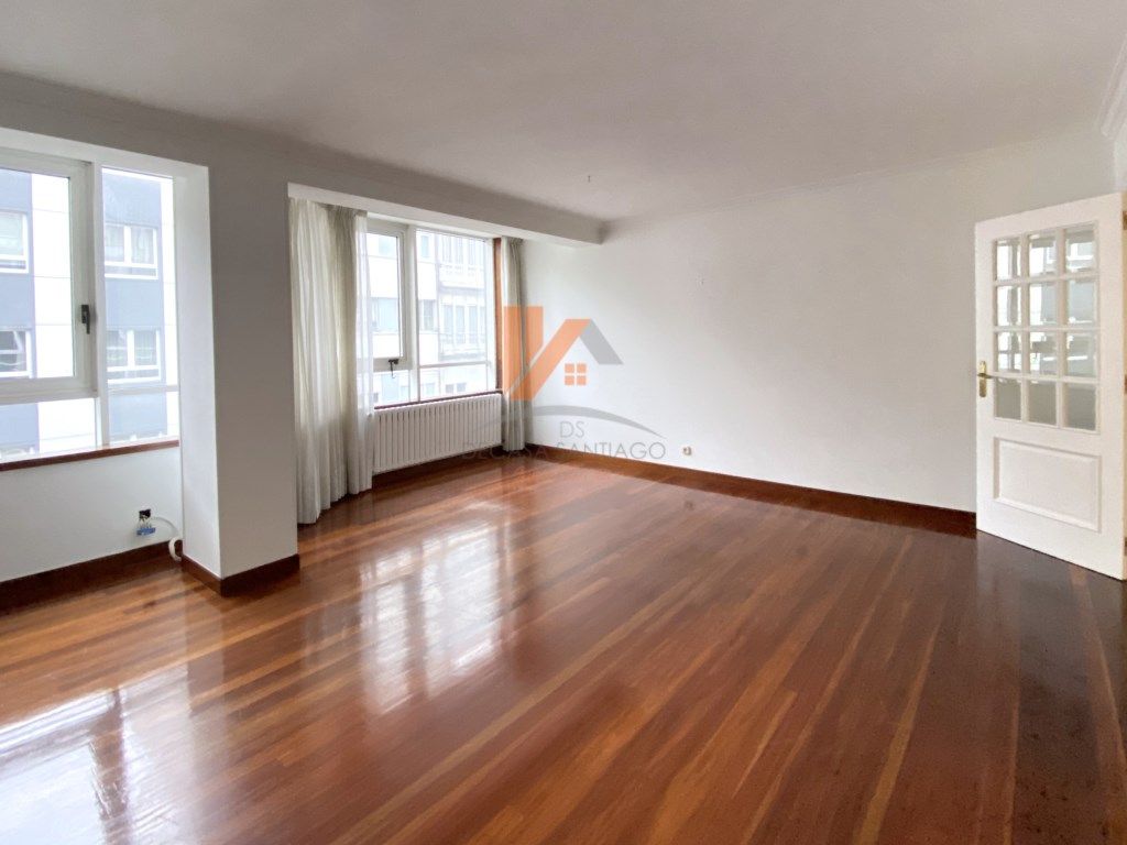 Sala d'estar de Pis en venda en Santiago de Compostela  amb Forn