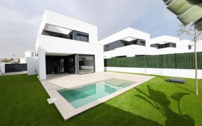 Vista exterior de Casa o xalet en venda en Bétera amb Aire condicionat, Terrassa i Piscina