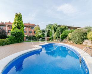 Swimming pool of Single-family semi-detached for sale in Sant Cugat del Vallès  with Air Conditioner, Heating and Private garden