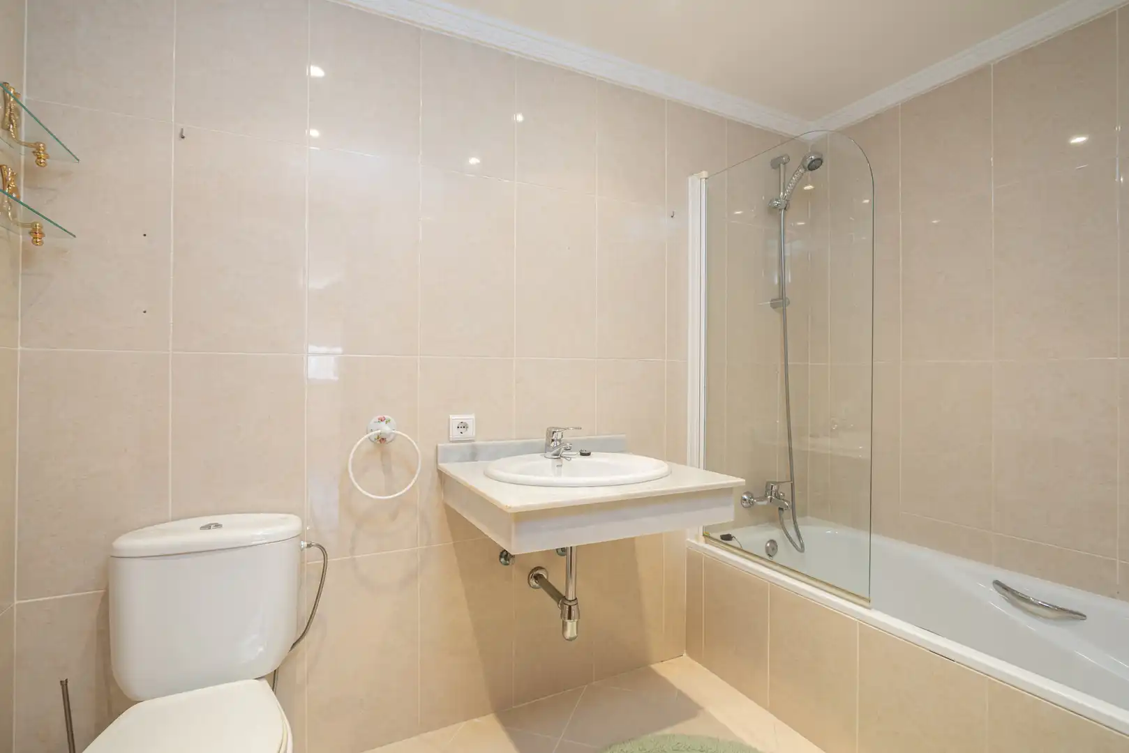 Bathroom of Flat for sale in Marbella  with Air Conditioner, Terrace and Community pool