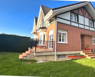 Vista exterior de Casa adosada en venda en Guriezo amb Calefacció, Jardí privat i Terrassa