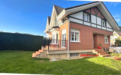 Vista exterior de Casa adosada en venda en Guriezo amb Calefacció, Jardí privat i Terrassa