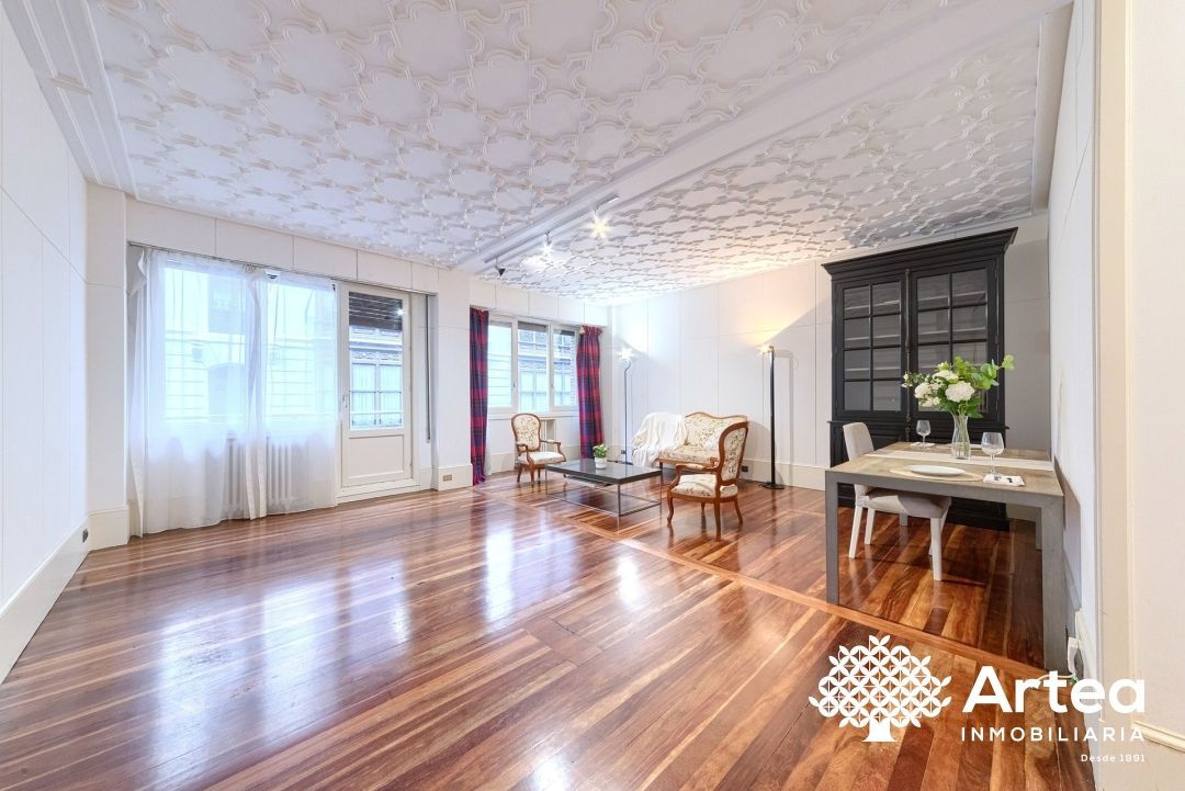 Sala d'estar de Pis en venda en Bilbao  amb Calefacció i Balcó