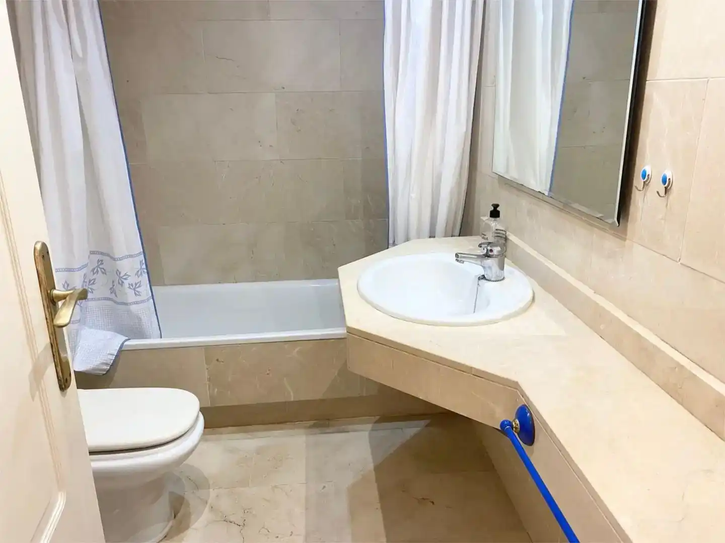 Bathroom of Flat for rent in Nueva Andalucía