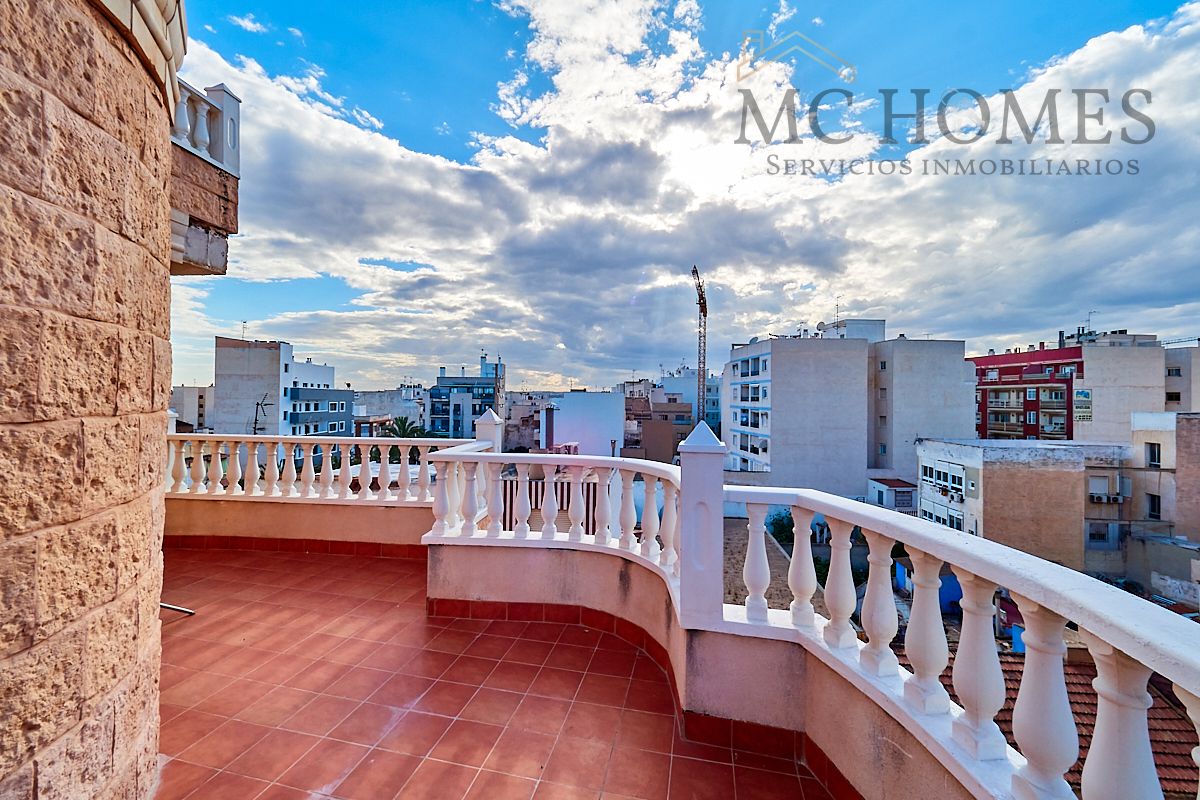 Terrassa de Pis de lloguer en Torrevieja amb Aire condicionat, Terrassa i Moblat