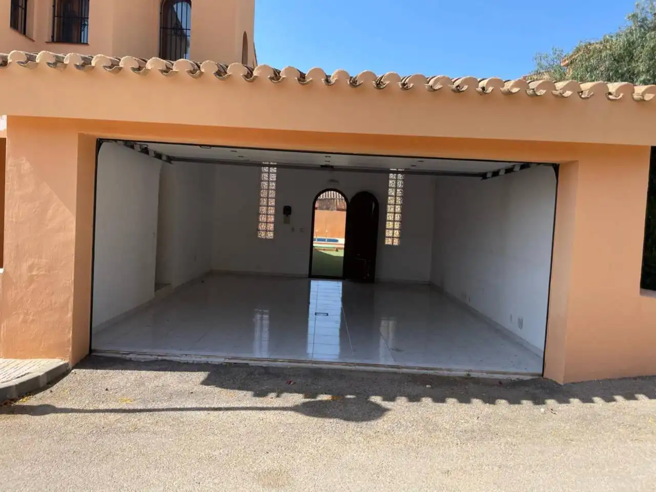 Parkplatz von Einfamilien-Reihenhaus zum Verkauf in Cartagena mit Klimaanlage, Privatgarten und Terrasse