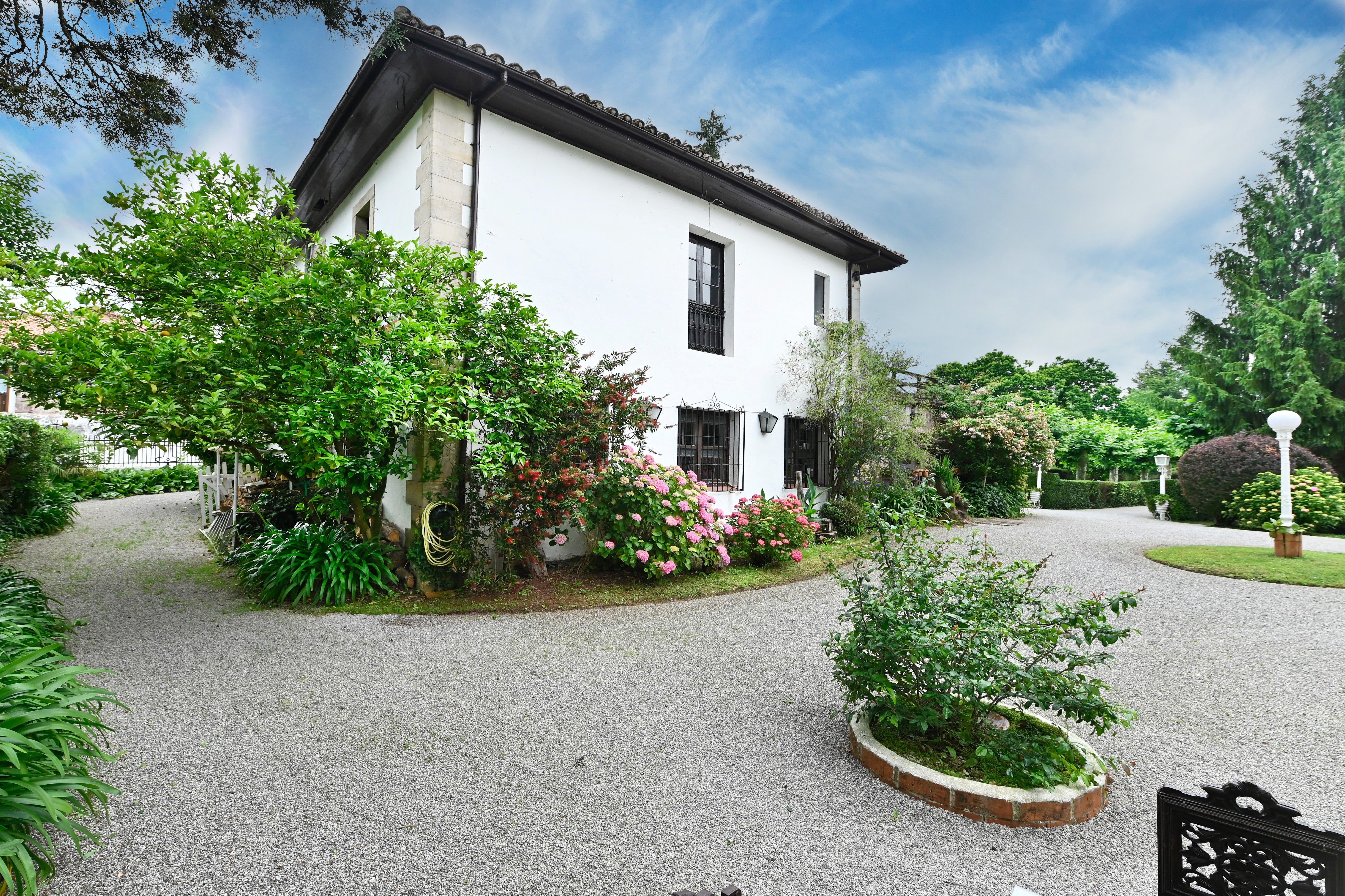 Vista exterior de Casa o xalet en venda en Cabezón de la Sal amb Calefacció, Jardí privat i Terrassa